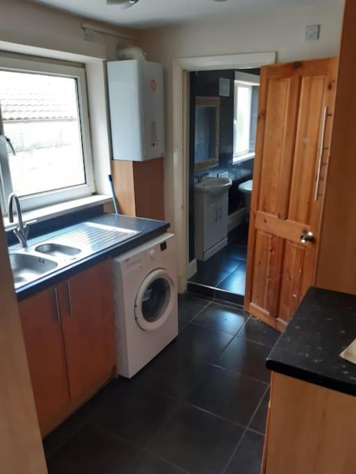 Medway Getaway - 3 Bed Home With Luxury Bathroom Chatham  Bagian luar foto
