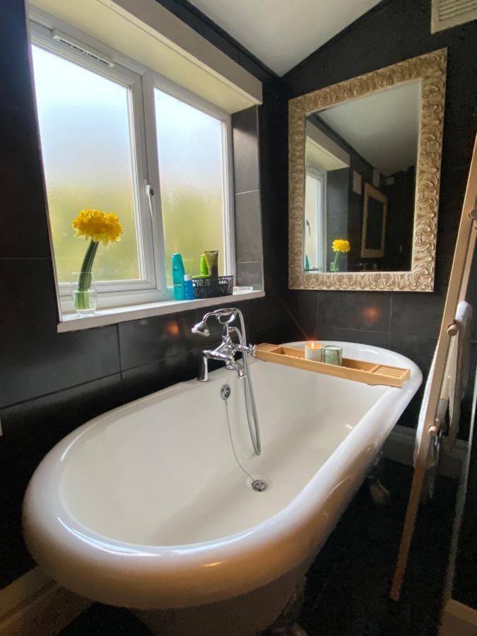 Medway Getaway - 3 Bed Home With Luxury Bathroom Chatham  Bagian luar foto