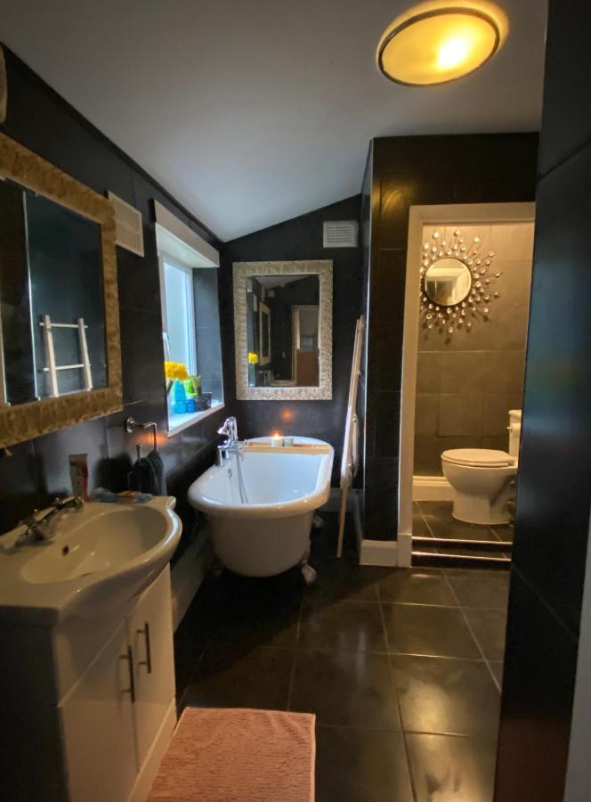Medway Getaway - 3 Bed Home With Luxury Bathroom Chatham  Bagian luar foto