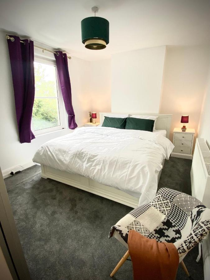 Medway Getaway - 3 Bed Home With Luxury Bathroom Chatham  Bagian luar foto