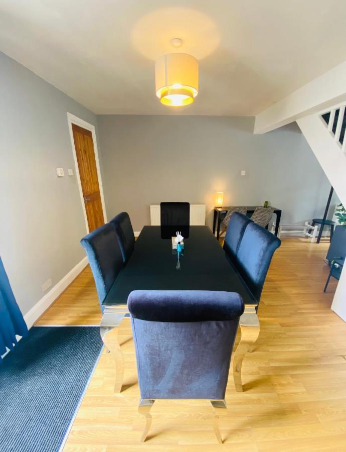 Medway Getaway - 3 Bed Home With Luxury Bathroom Chatham  Bagian luar foto