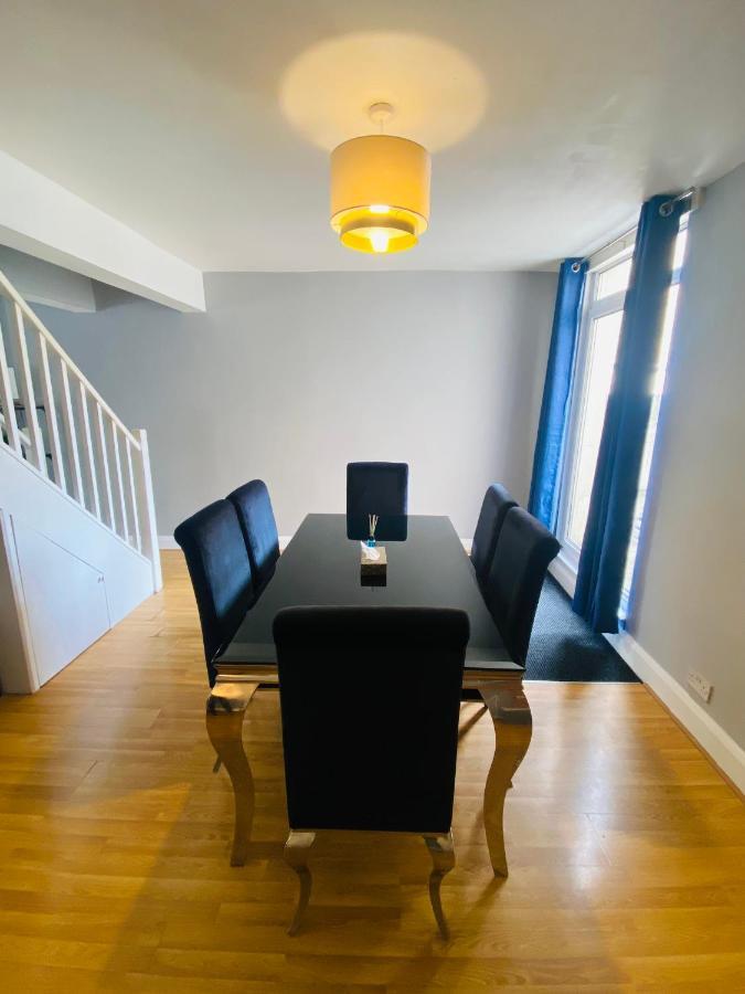 Medway Getaway - 3 Bed Home With Luxury Bathroom Chatham  Bagian luar foto